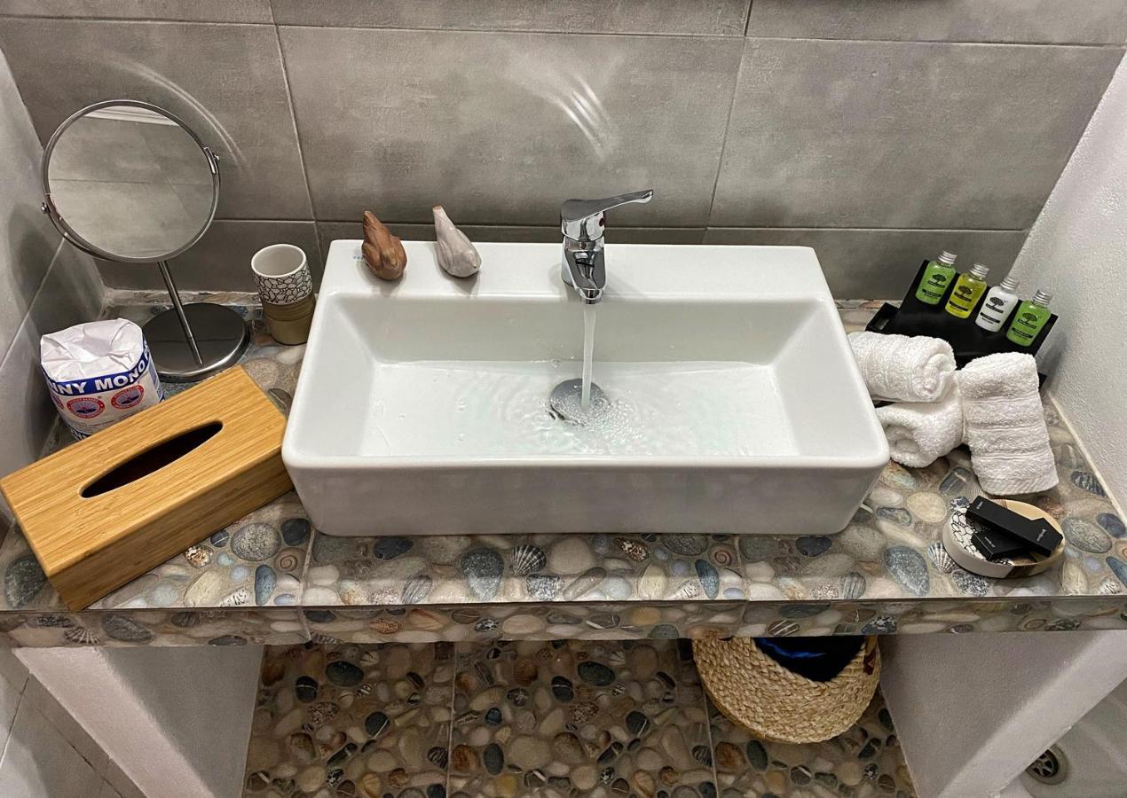 Milos Gem Suites Inn Páhena Kültér fotó